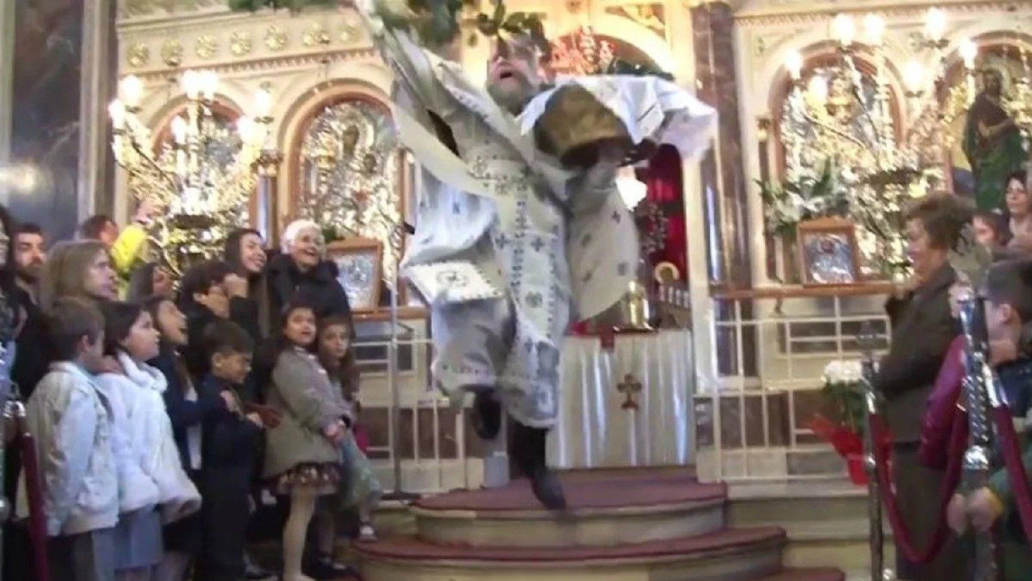 Πάσχα 2022: Εκανε την Πρώτη Ανάσταση ο «ιπτάμενος» ιερέας (VIDEO)