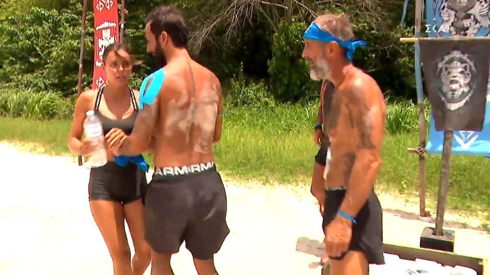 Survivor: Απίστευτος καβγάς στον πάγκο των Μπλε με βαριές εκφράσεις - Η Σοφιάνα πέταξε νερό στον Τάκη (VIDEO)