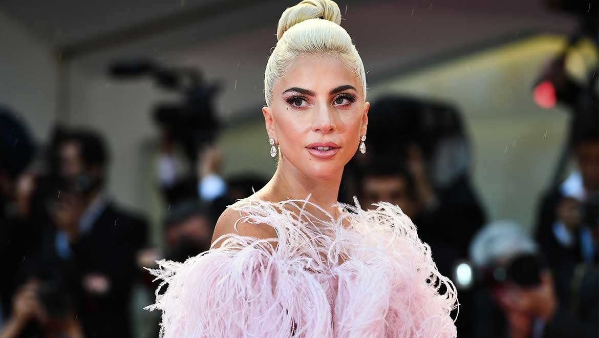 Lady Gaga: Υποδέχτηκε τον Μάιο με... βουτιές-Έδειξε την πίσω όψη της και τρέλανε το διαδίκτυο