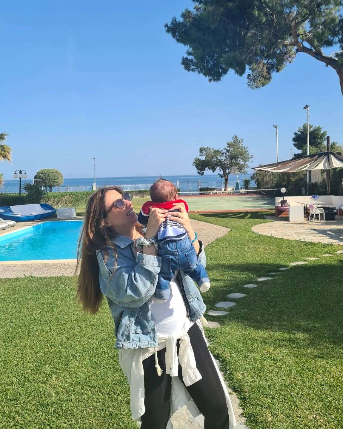 Μελίνα Μακρή: Οι τρυφερές φωτογραφίες με το μωρό της στην παραλία