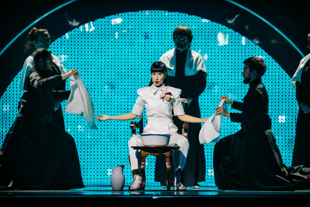 Eurovision 2022: Γιατί η τραγουδίστρια της Σερβίας έπλενε τα χέρια της σκηνή