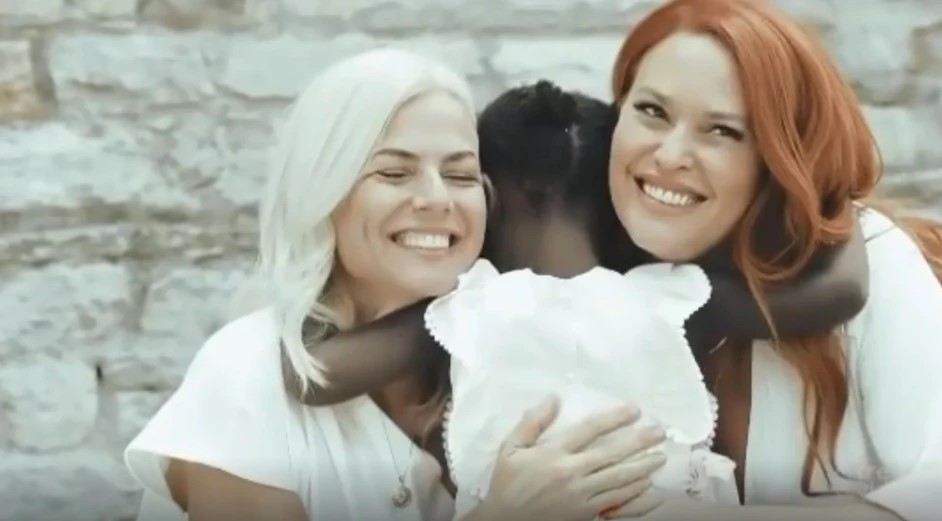 Χριστίνα Κοντοβά: Το τρυφερό βίντεο από τη βάφτιση της κόρης της