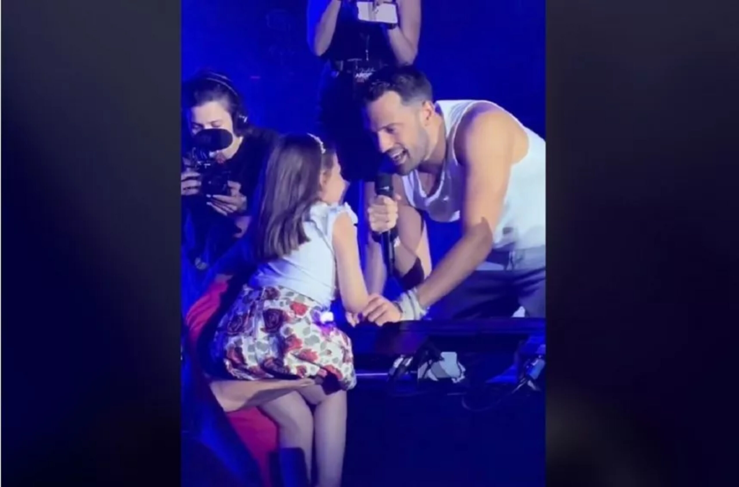 Συγκινητική στιγμή: Ο Αργυρός τραγούδησε για ένα κοριτσάκι με κινητικά προβλήματα κρατώντας το χέρι του