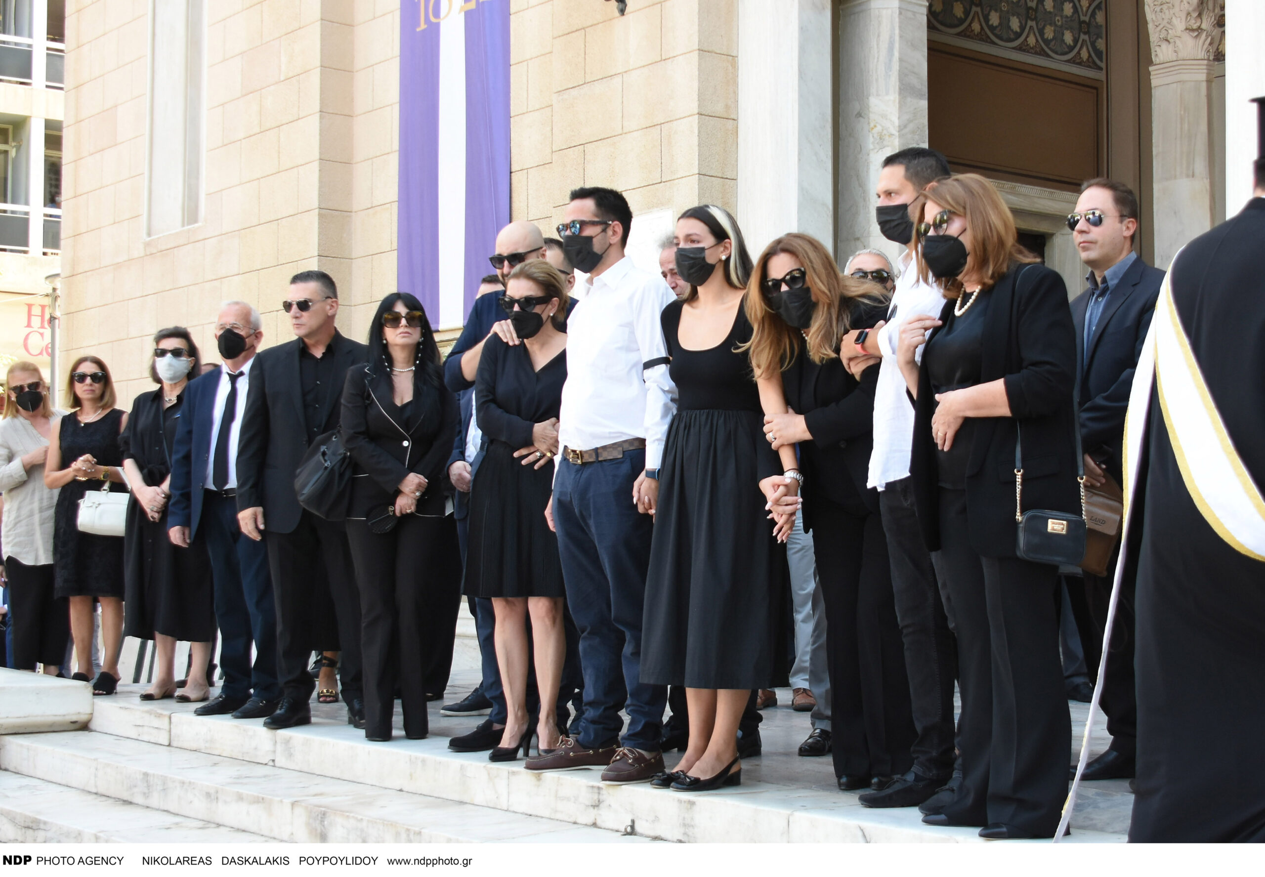 Συντετριμμένη η Δέσποινα Μοιραράκη στην κηδεία του συζύγου της (ΦΩΤΟ)