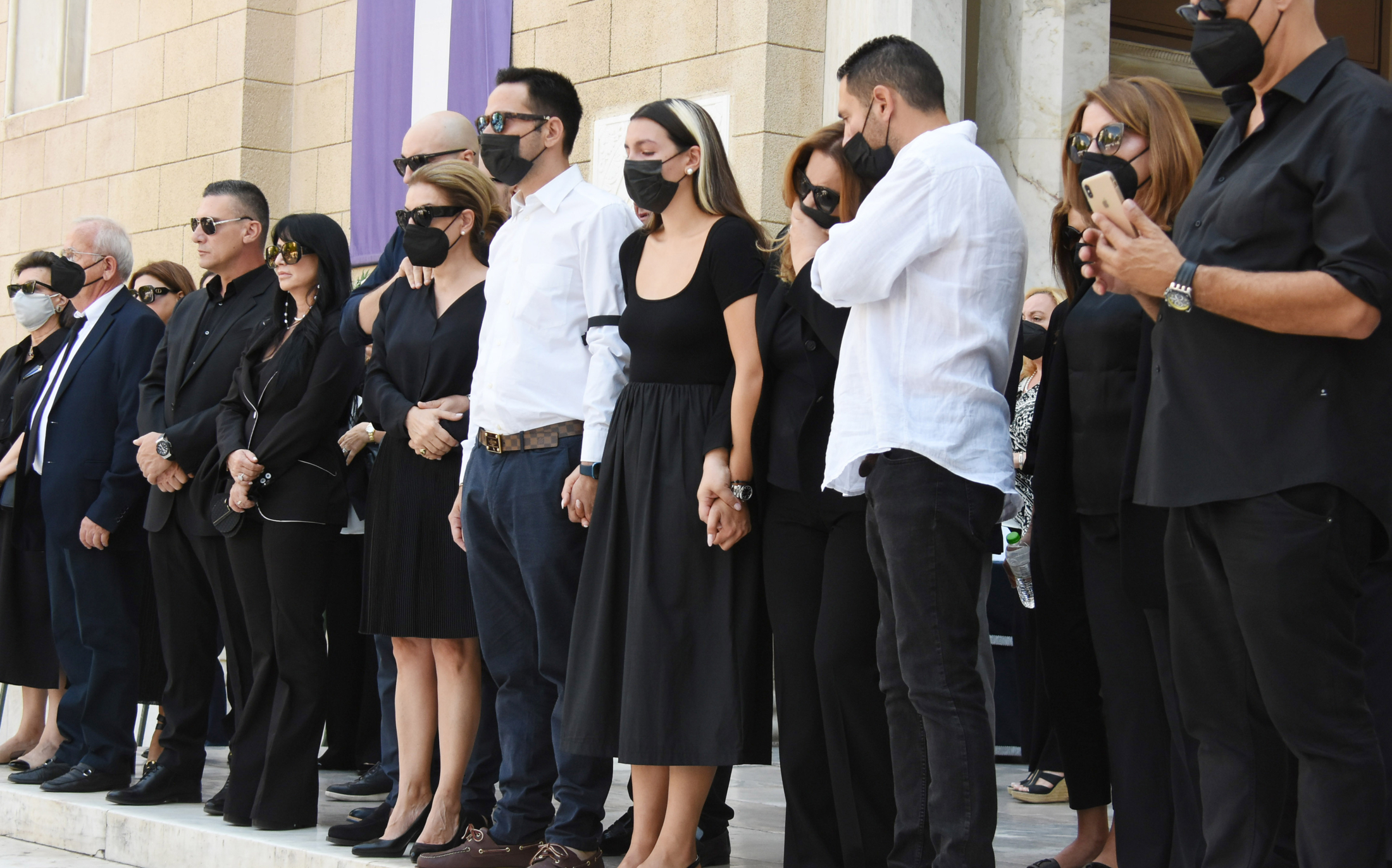 Συντετριμμένη η Δέσποινα Μοιραράκη στην κηδεία του συζύγου της (ΦΩΤΟ)