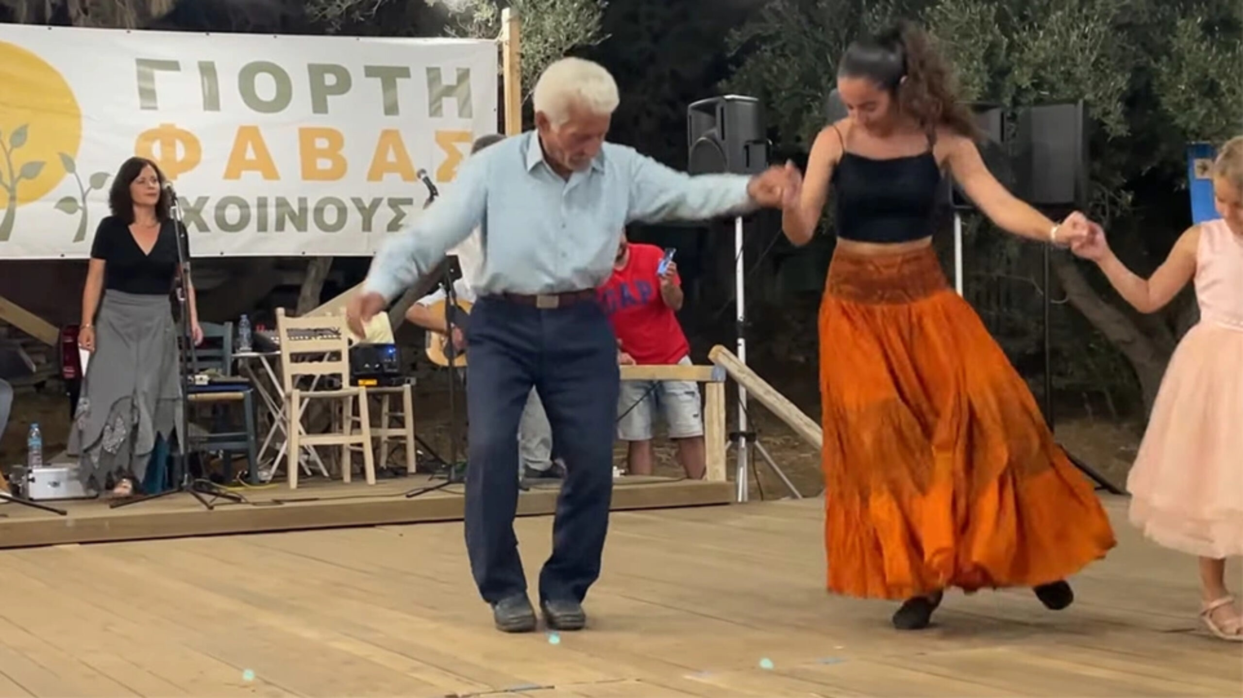 Viral: Μοναδικό βίντεο -89χρονος χόρεψε με την εγγονή του σε γιορτή στη Σχοινούσα