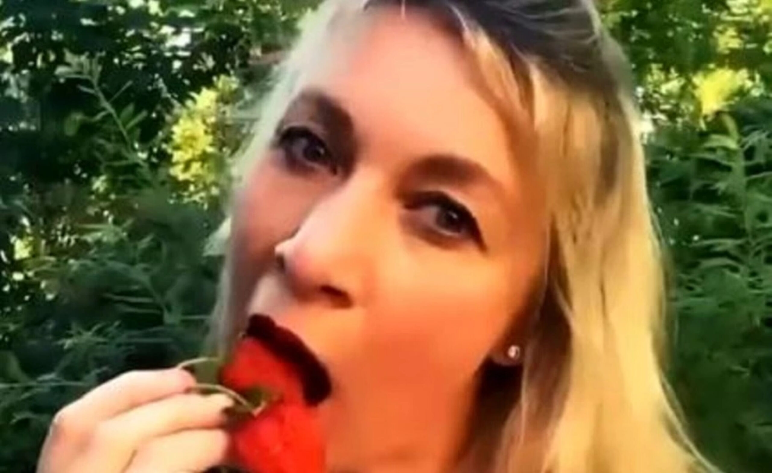 Το περίεργο βίντεο της Ζαχάροβα: Με λάγνο βλέμμα τρώει φράουλες