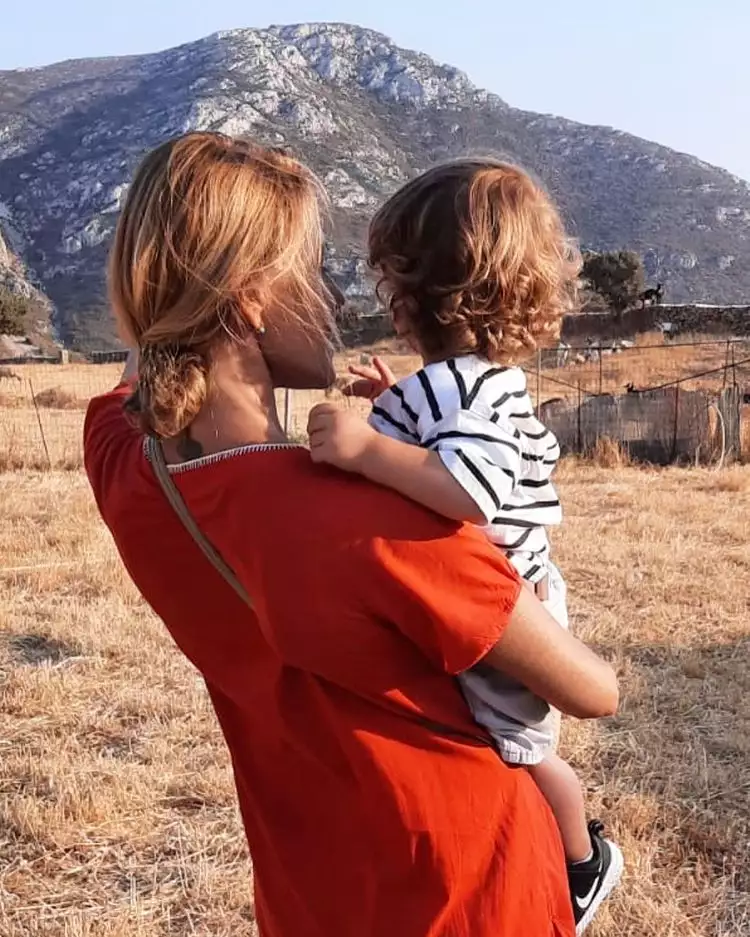 Η τρυφερή ανάρτηση της Τζένης Μπαλατσινού με τον γιο της -Αγκαλιά στην Πάτμο (ΦΩΤΟ)