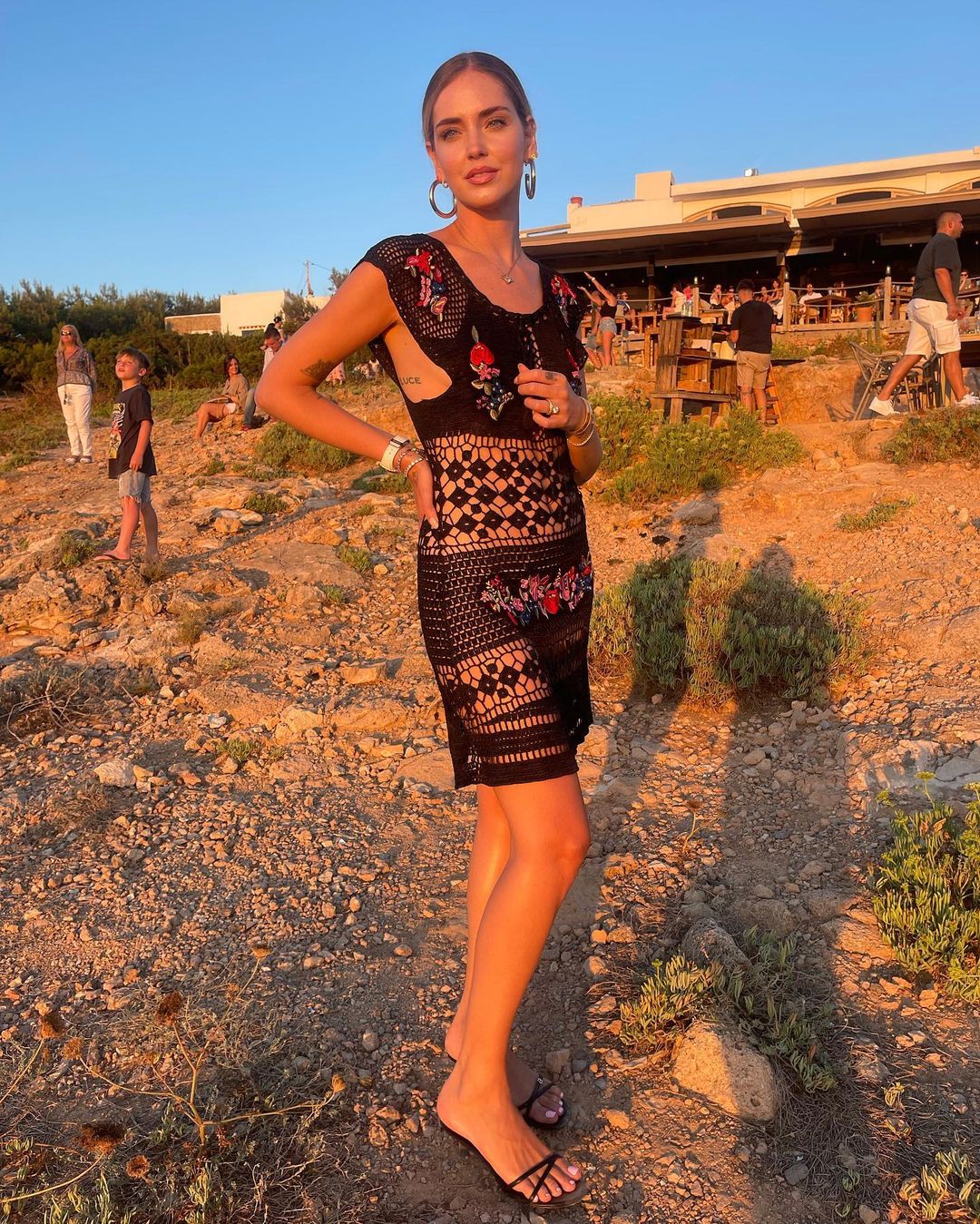 Η Κιάρα Φεράνι με τρυπητό φόρεμα -Χωρίς εσώρουχα (ΦΩΤΟ)