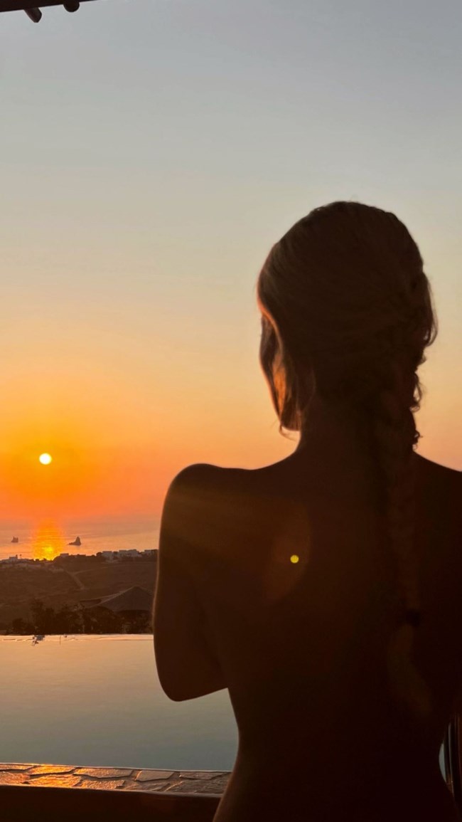 Η Κατερίνα Καινούργιου ποζάρει topless στο ηλιοβασίλεμα (ΦΩΤΟ)