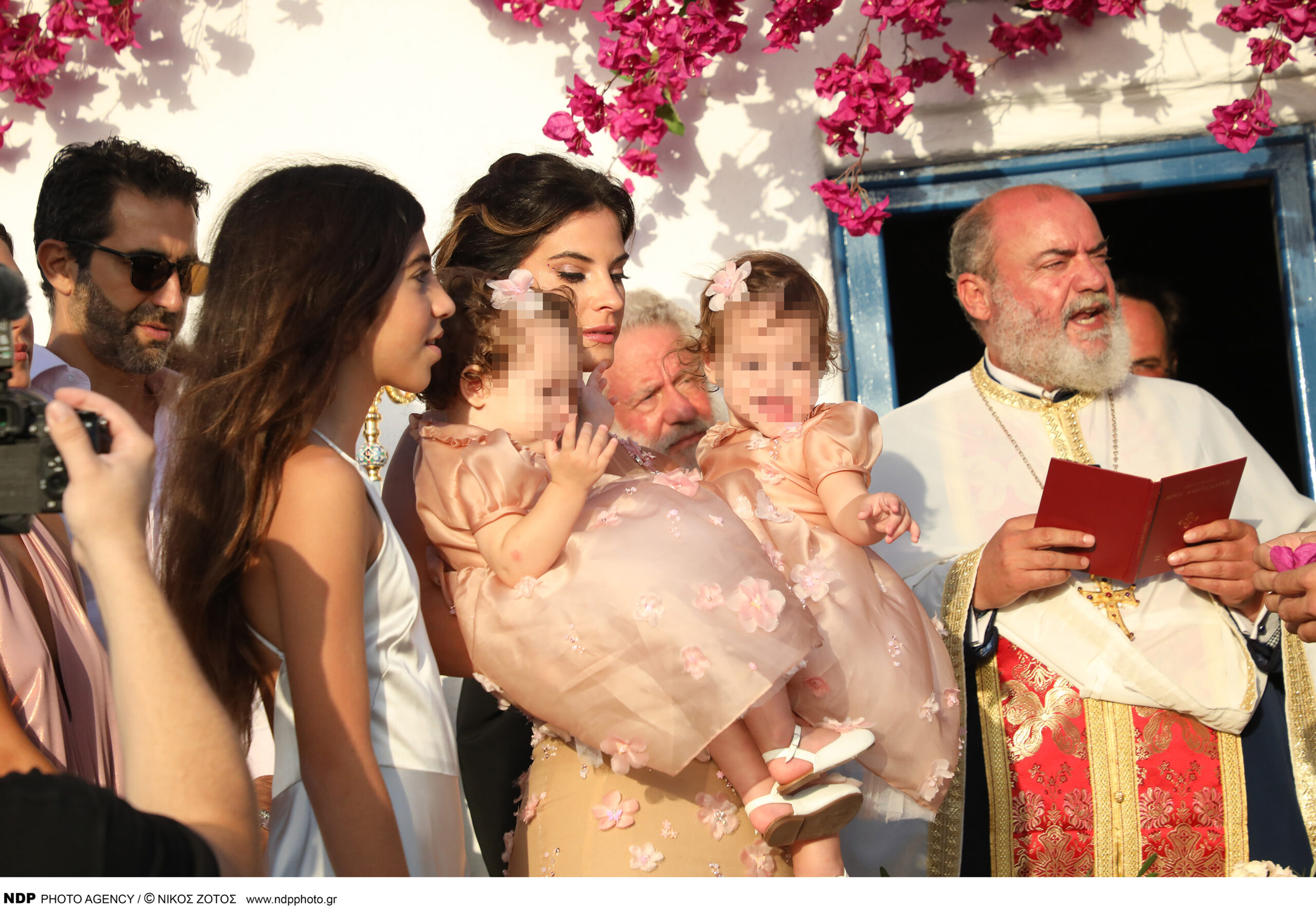 Σάκης Τανιμανίδης–Χριστίνα Μπόμπα: Οι πρώτες φωτογραφίες από την βάφτιση των διδύμων
