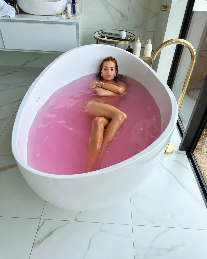 Η Ρίτα Όρα ολόγυμνη στην μπανιέρα της (ΦΩΤΟ)