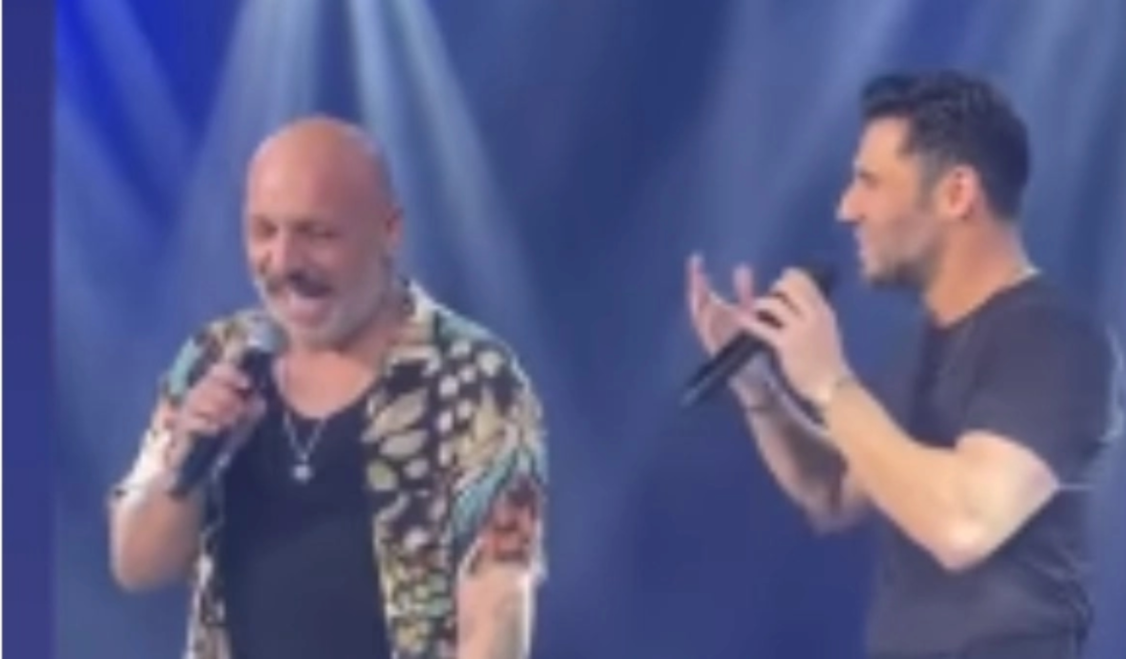 Νίκος Μουτσινάς: Διασκέδασε στα μπουζούκια -Τραγούδησε με τον Πέτρο Ιακωβίδη (VIDEO)