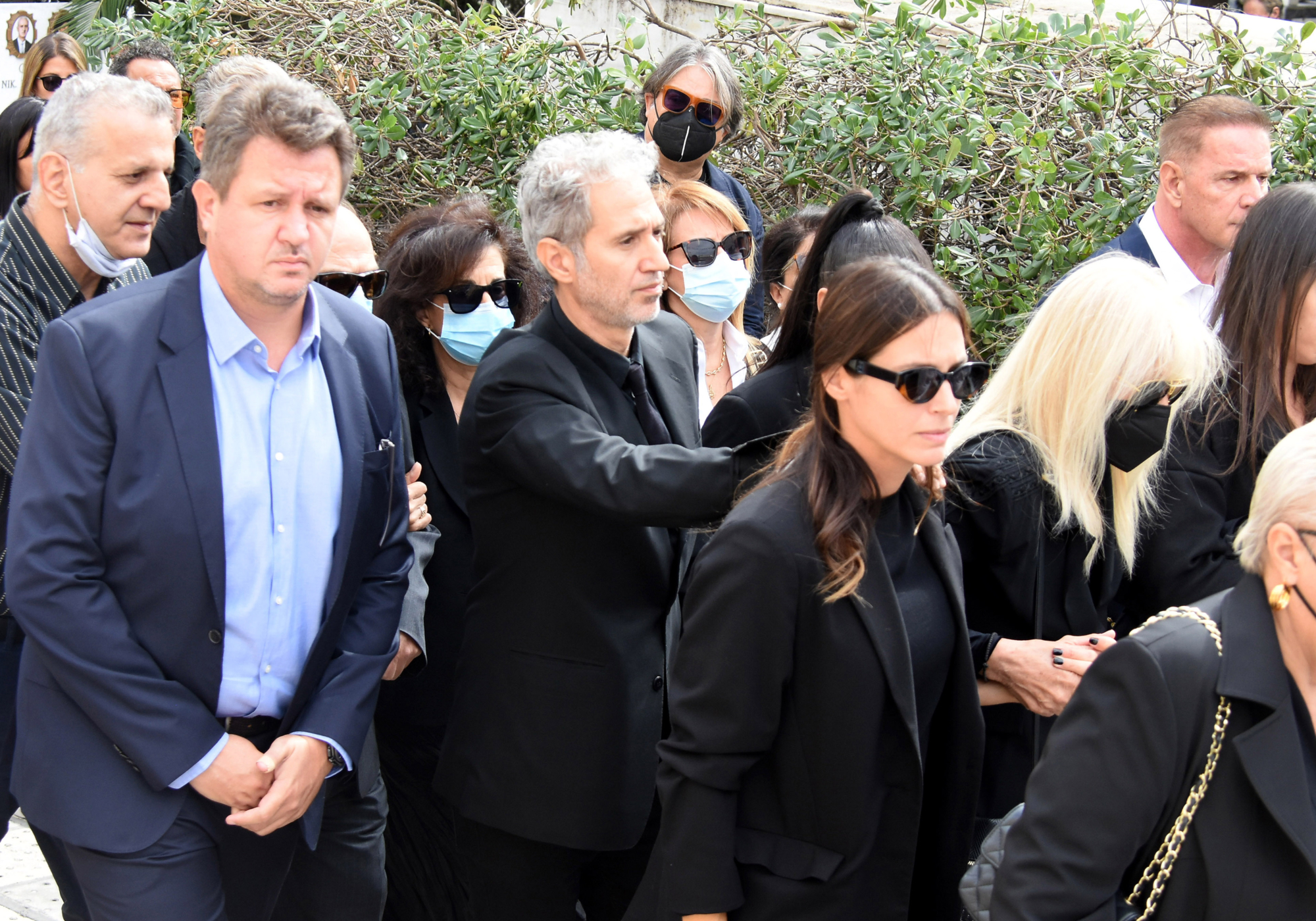 Θλίψη στην κηδεία Σταμάτη Κόκοτα: Συγκινημένος ο γιος του Δημήτρης (ΦΩΤΟ)