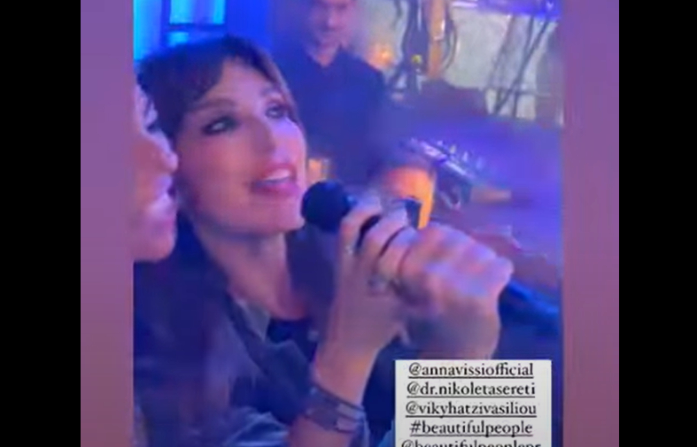 Η Βίκυ Χατζηβασιλείου πρώτο τραπέζι σε συναυλία της Βίσση -Πήρε το μικρόφωνο και τραγούδησε (VIDEO)