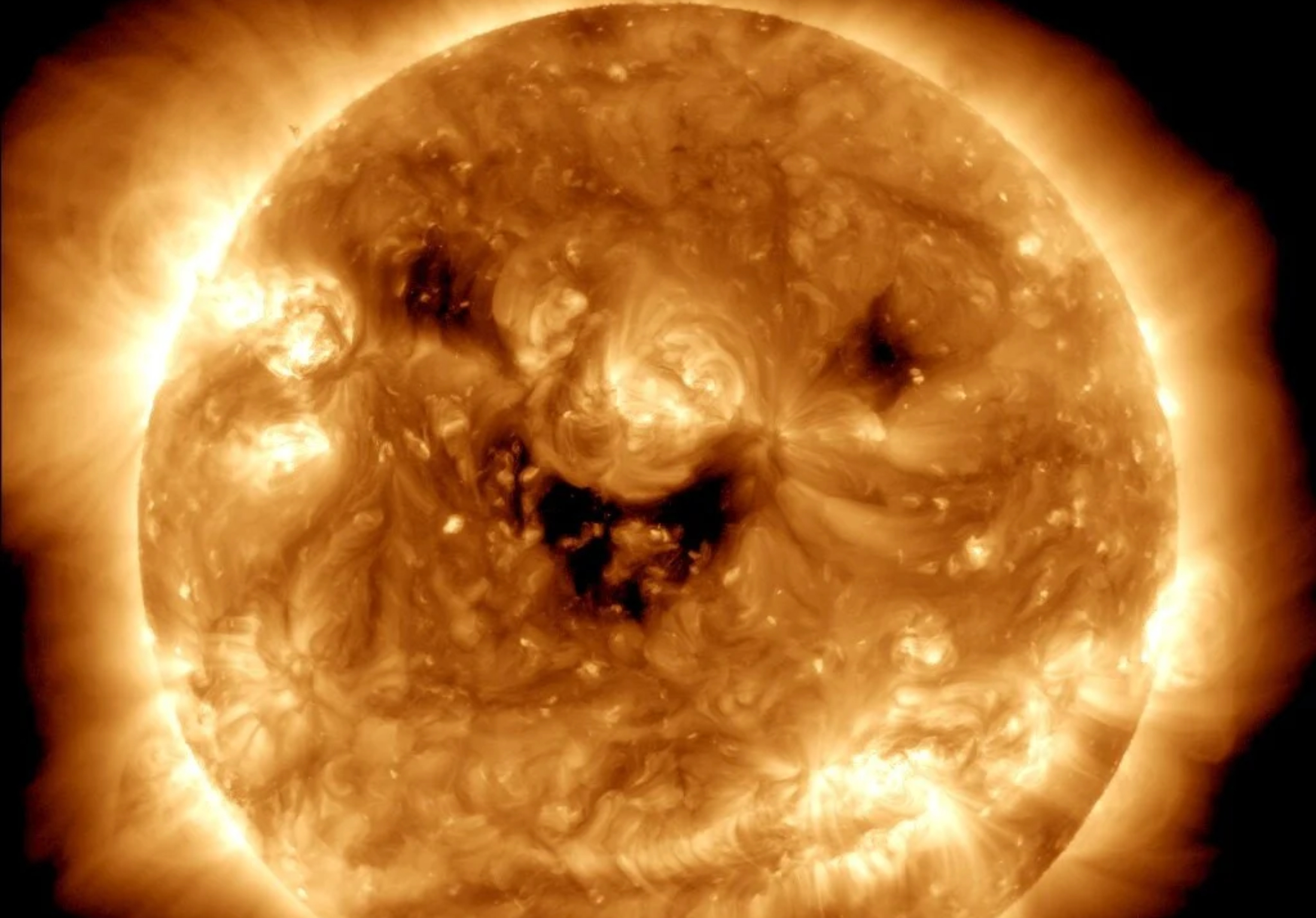 Εντυπωσιακό! Η NASA τράβηξε φωτογραφία του Ήλιου να «γελά» (ΦΩΤΟ)