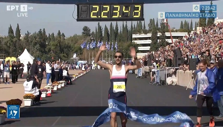 Αυθεντικός Μαραθώνιος Αθήνας 2022: Ο Χαράλαμπος Πιτσώλης νίκησε τον Γκελαούζο και τερμάτισε πρώτος στο Καλλιμάρμαρο (VIDEO)