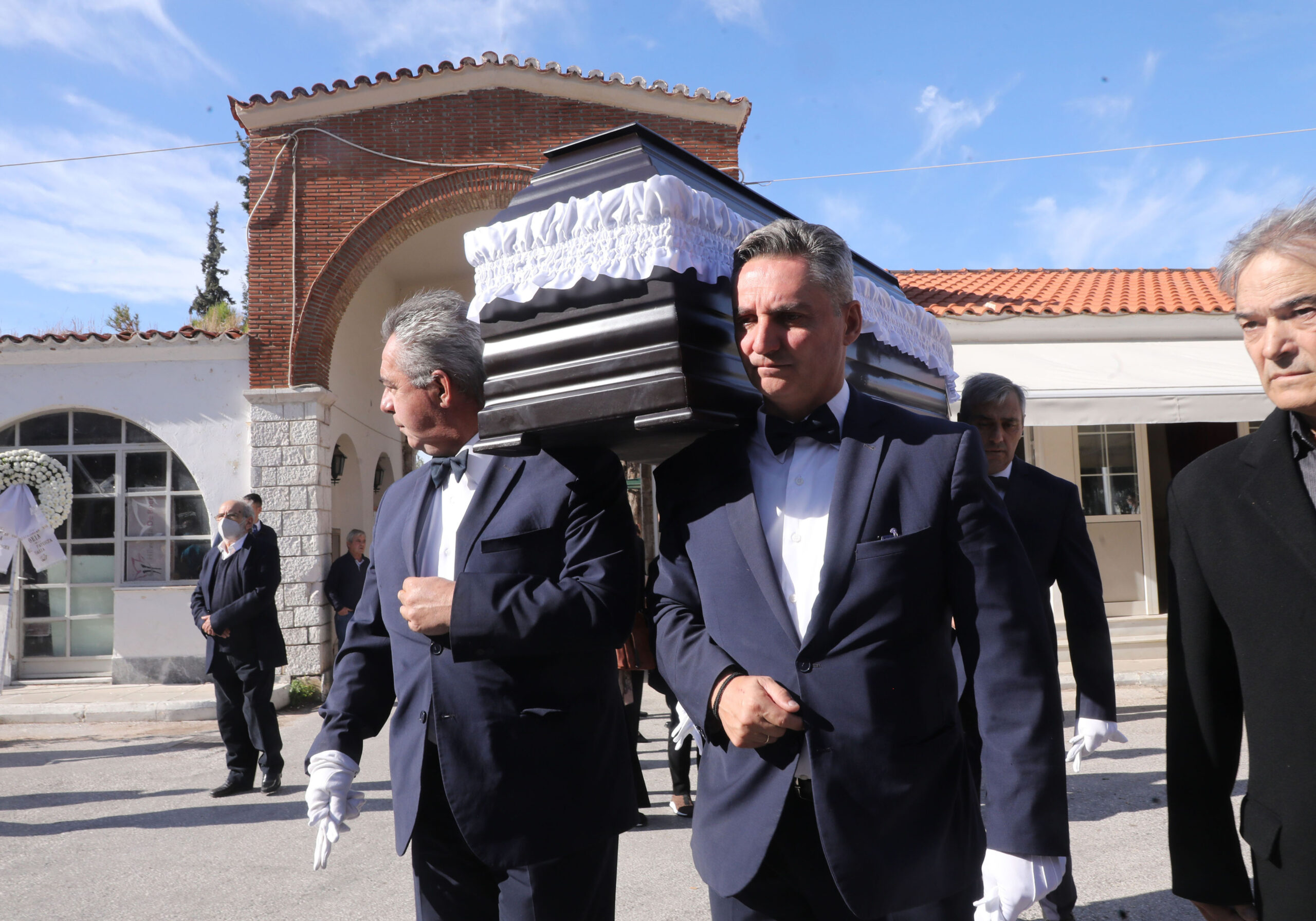 Το τελευταίο «αντίο» στην Μίνα Αδαμάκη -Θλίψη στην κηδεία της (ΦΩΤΟ)