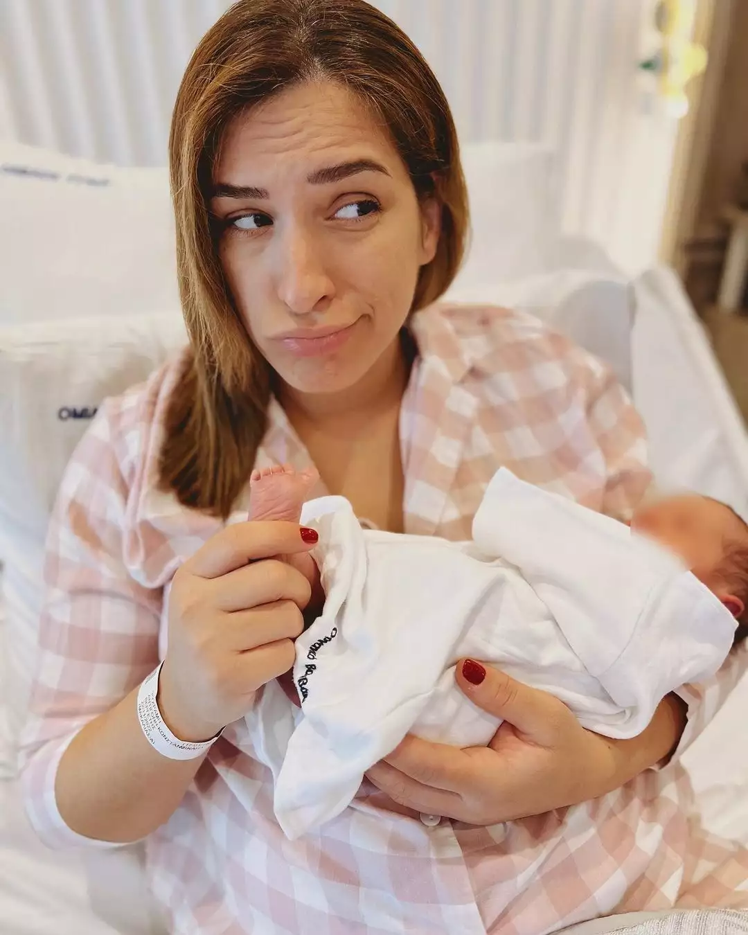 Αντιγόνη Ψυχράμη: Οι πρώτες ΦΩΤΟ από το μαιευτήριο με την νεογέννητη κόρη της