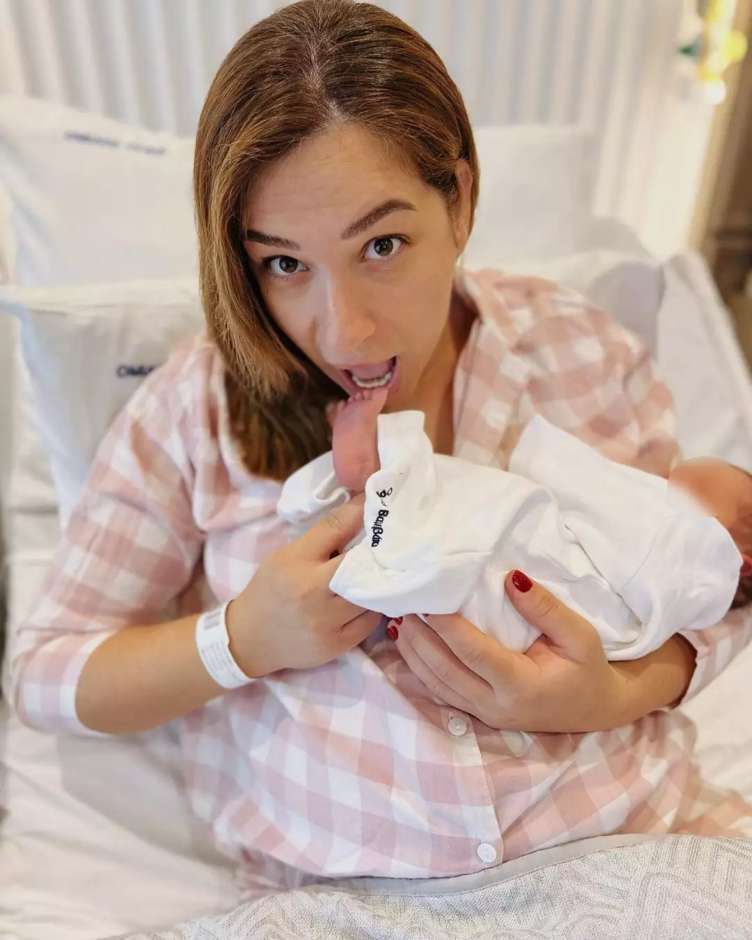Αντιγόνη Ψυχράμη: Οι πρώτες ΦΩΤΟ από το μαιευτήριο με την νεογέννητη κόρη της