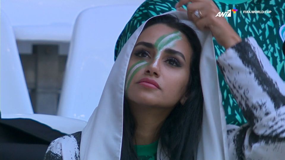 «Καυτές» παρουσίες από Σαουδική Αραβία στα γήπεδα του Κατάρ, τα θηλυκά που «έκλεψαν» την παράσταση στο Μουντιάλ 2022 (VIDEO)
