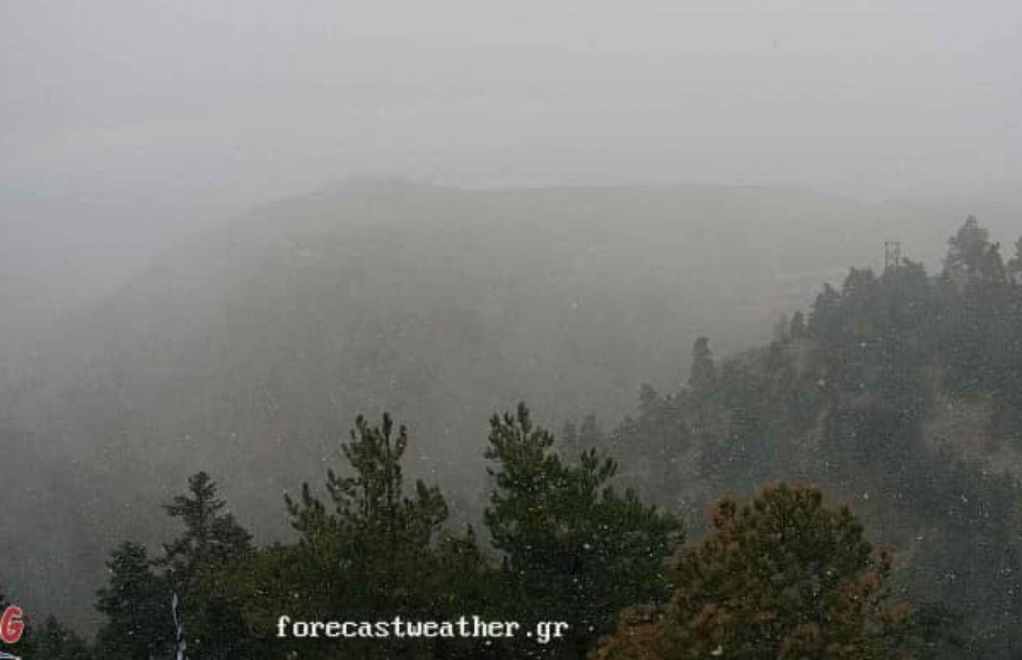 Έπεσαν τα πρώτα χιόνια στην κορυφή της Πάρνηθας (ΦΩΤΟ)