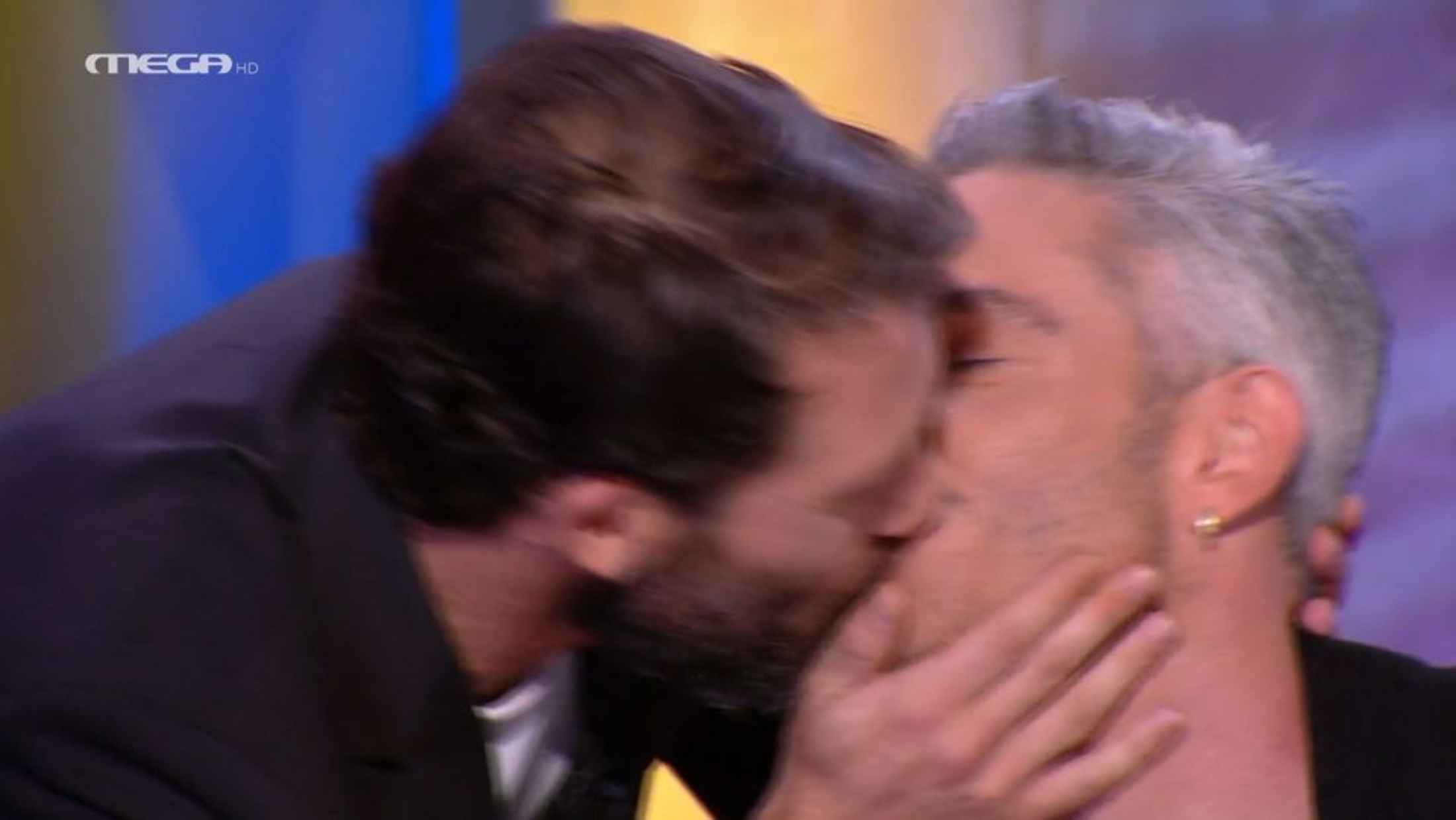 Η στιγμή που ο Αντίνοος Αλμπάνης φίλησε τον Θεοχάρη Ιωαννίδη στο στόμα (VIDEO)