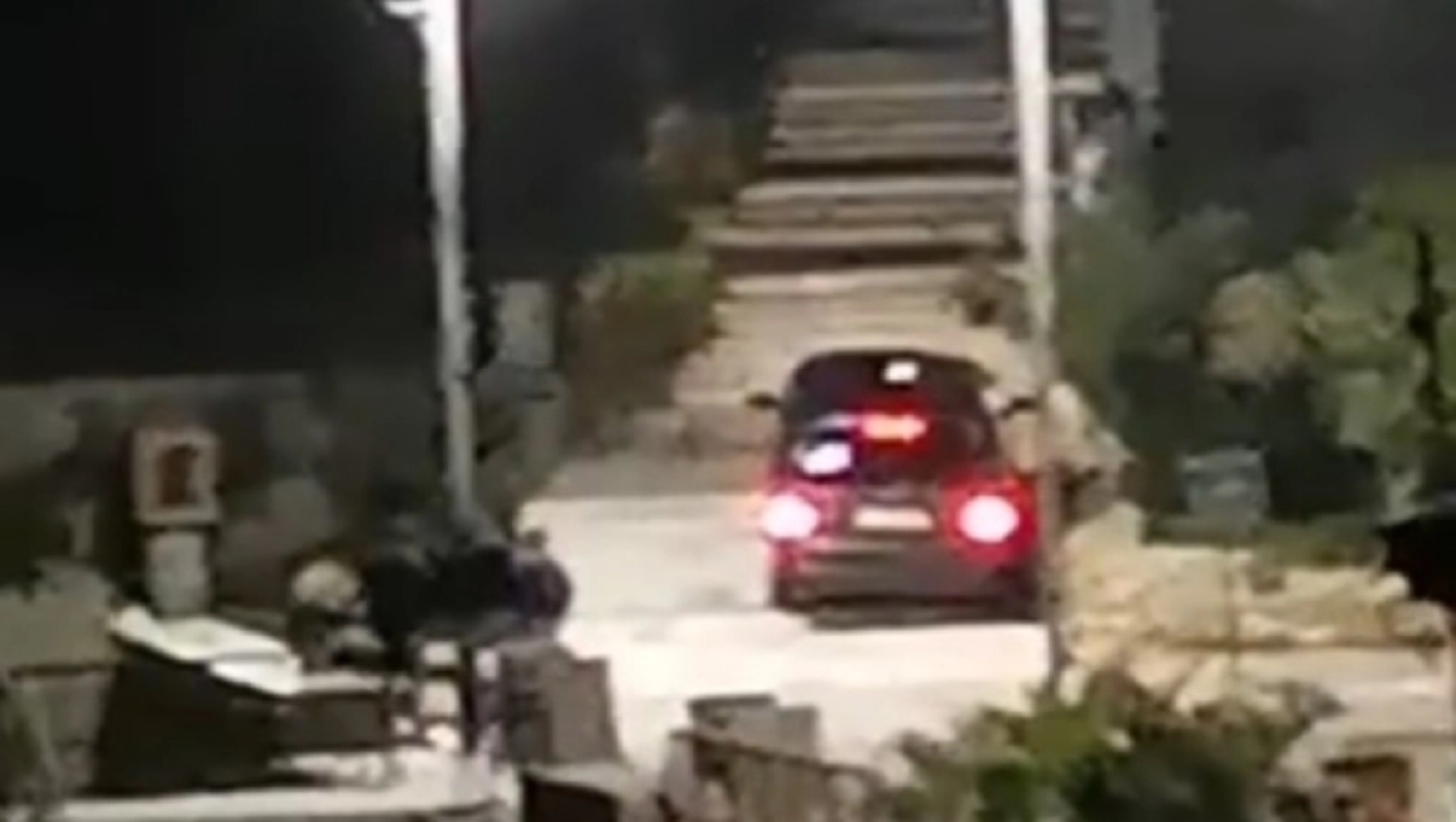 Οδηγός στο Πόρτο Γερμενό προσπαθούσε να ανέβει σκαλιά με το αυτοκίνητο (VIDEO)