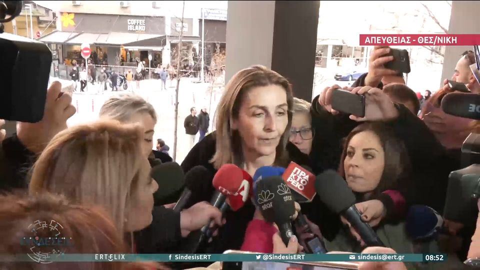 Ξέσπασε η μητέρα του Άλκη Καμπανού: «Πού είναι τώρα το δρεπάνι σου;» - Με κάτω το κεφάλι αποχώρησαν οι κατηγορούμενοι (VIDEO)