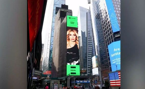 Η Άννα Βίσση φιγουράρει σε billboard στην Times Square της Νέας Υόρκης (VIDEO)