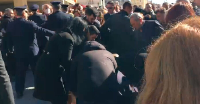 Τρίπολη: Λιποθύμησε μετά την κηδεία η μητέρα του υποσμηναγού Τουρούτσικα (VIDEO)