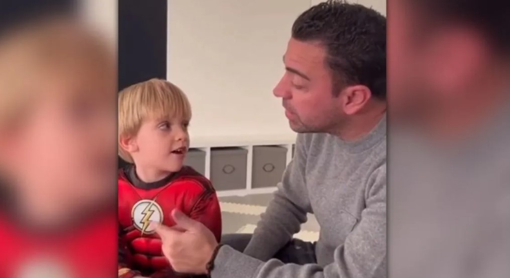 Tσάβι: Μαθαίνει τον ύμνο της Μπαρτσελόνα στον 4χρονο γιο του - Δείτε το τρυφερό βίντεο