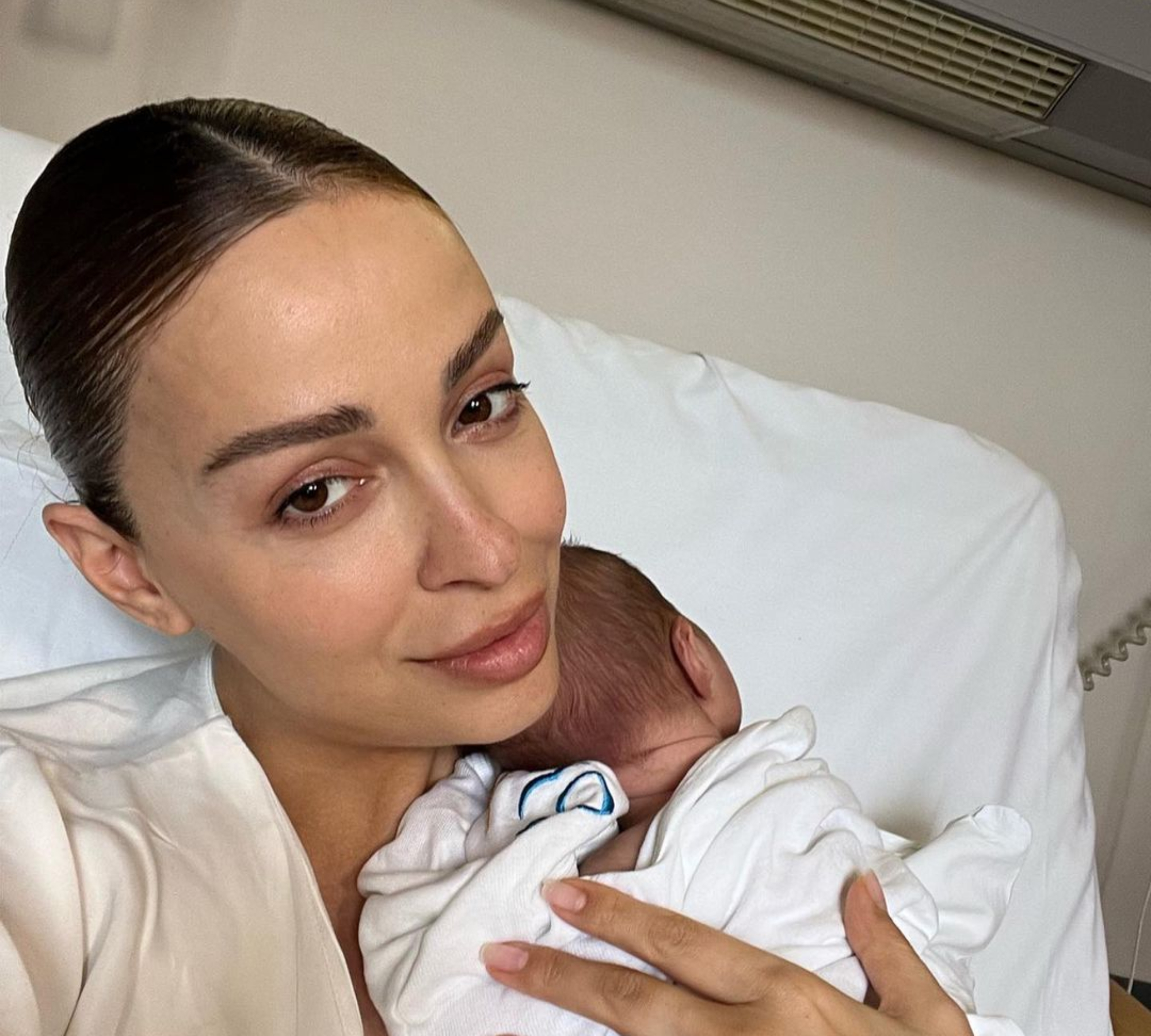 Η Ελένη Φουρέιρα θηλάζει το μωρό της - Οι πρώτες ΦΩΤΟ