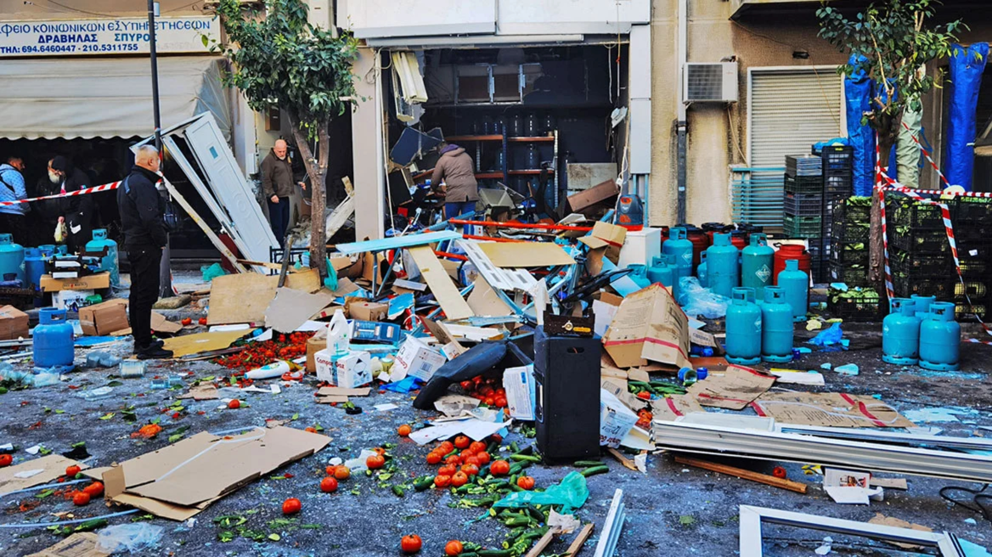 Αιγάλεω: Ισοπεδώθηκε κατάστημα με φιάλες υγραερίου μετά από έκρηξη - Δύο τραυματίες