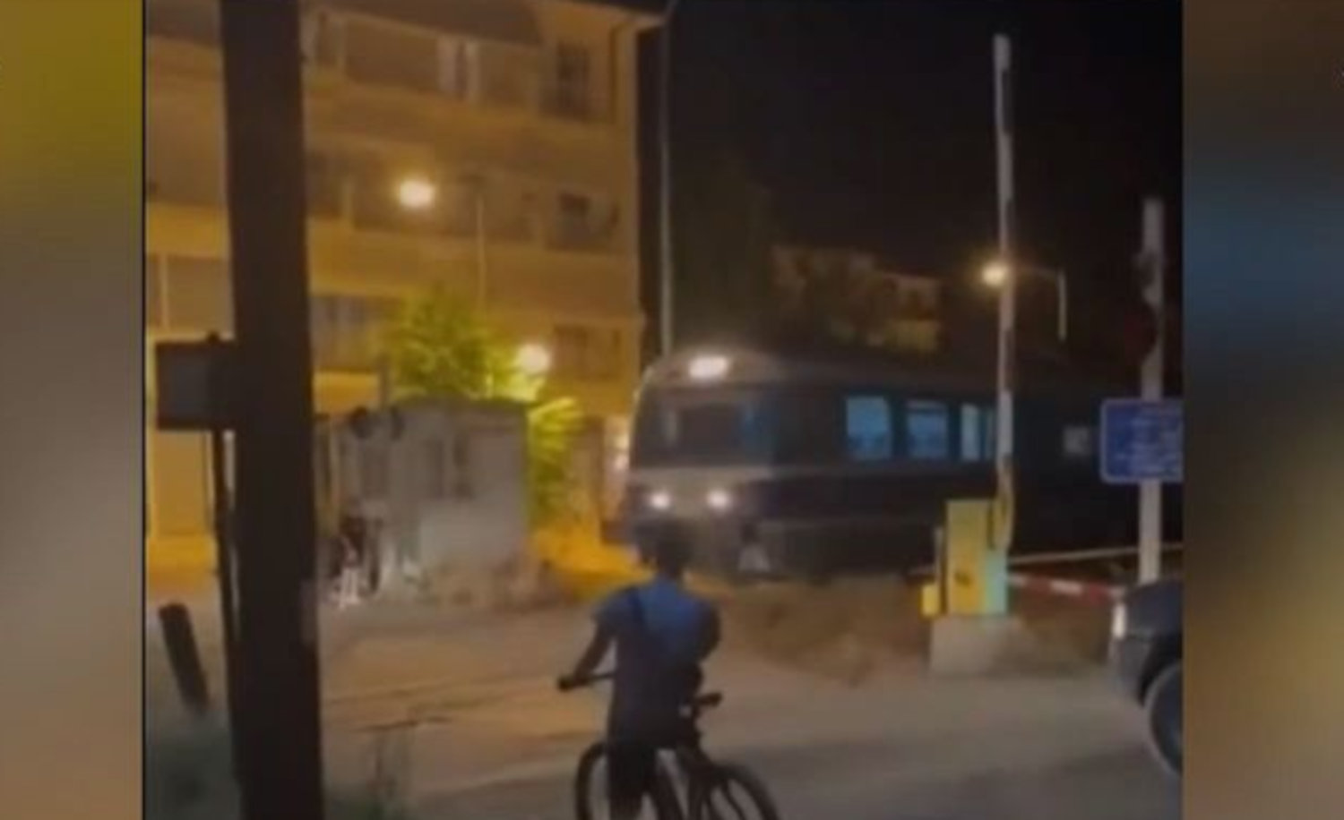 Αδιανόητο VIDEO από την Φλώρινα:  Περνάει τρένο όταν σηκώνεται η προστατευτική μπάρα