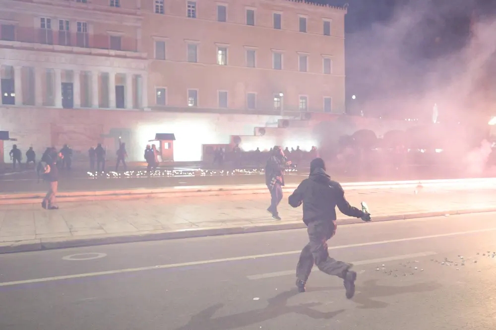 Χάος στο Μοναστηράκι: Άγνωστοι έκαψαν περιπολικό - Τραυματίστηκαν 2 αστυνομικοί