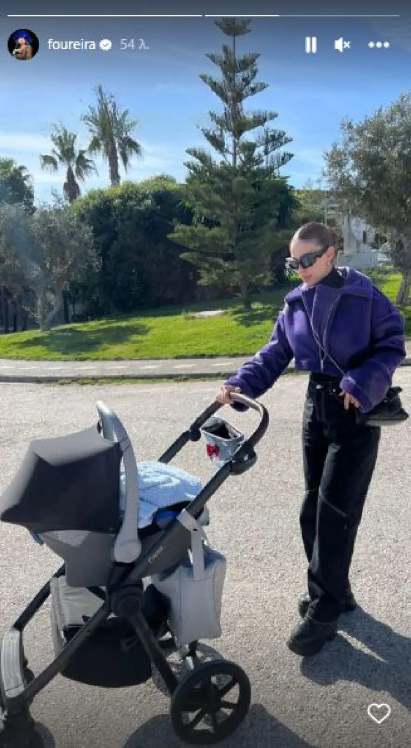 Ελένη Φουρέιρα: Έκανε βόλτα με τον γιο της  - Η ΦΩΤΟ με το καρότσι