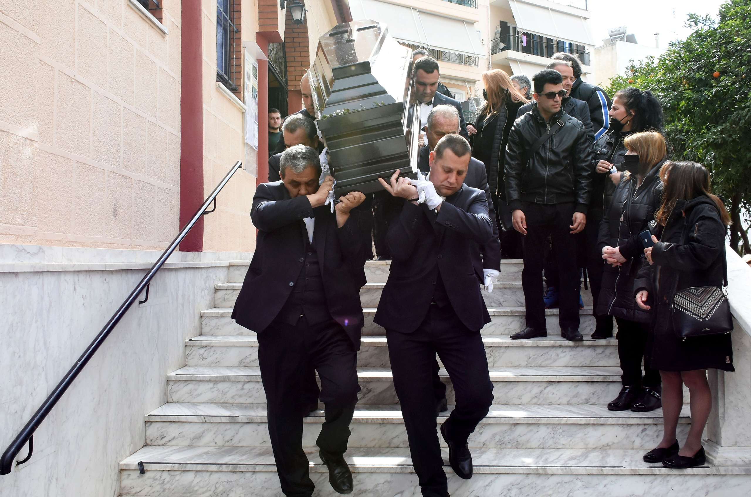 Κηδεία Σταύρου Παντελίδη: Κατέρρευσε η σύζυγος του, Αθηνά (ΦΩΤΟ)