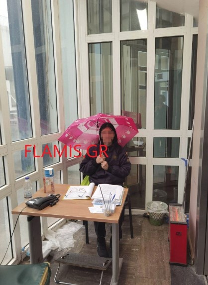 Εικόνες ντροπής σε δημόσια υπηρεσία της Αχαϊας: Υπάλληλος έκανε βάρδια με ομπρέλα επειδή ήταν τρύπια η στέγη (ΦΩΤΟ)