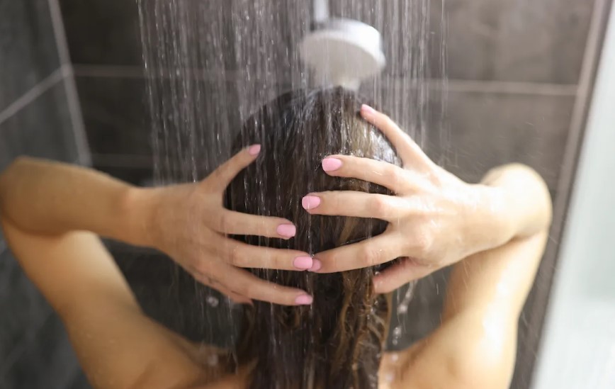 Nothing Shower: Ένα νέο trend που προβληματίζει - Στο TikTok κάνουν ντους χωρίς σαπούνι και, για κάποιον λόγο, τους βοηθάει (VIDEO)