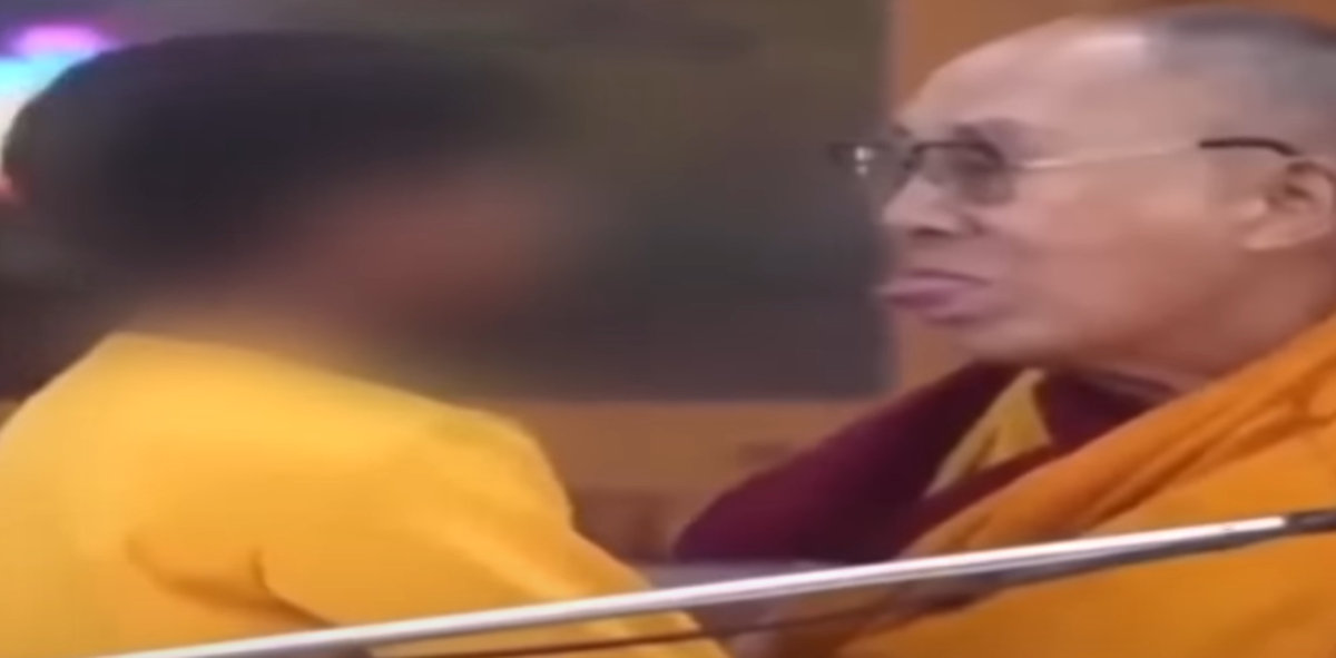 «Ρούφηξε την γλώσσα μου»: Οργή στα social media για την προτροπή του Δαλάι Λάμα σε παιδί (VIDEO)