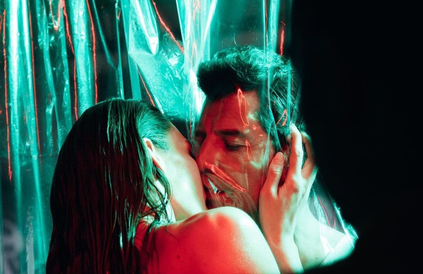 Ο Σάκης Ρουβάς σε φιλιά με ημίγυμνο μοντέλο! (VIDEO)