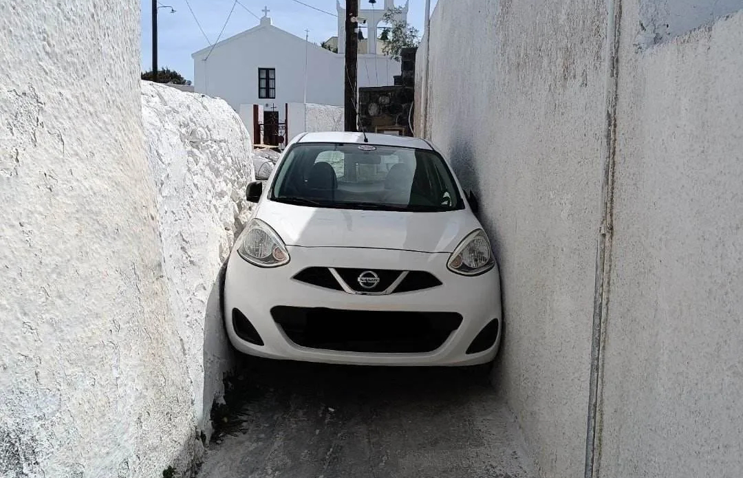 Γκάφα ολκής στη Σαντορίνη: Οδηγός σφήνωσε αυτοκίνητο σε στενάκι (ΦΩΤΟ)