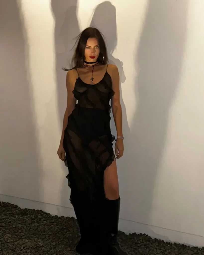 Η  Ιρίνα Σάικ ποζάρει με μαύρο φόρεμα και αναστατώνει - Φαίνονται όλα! (ΦΩΤΟ)