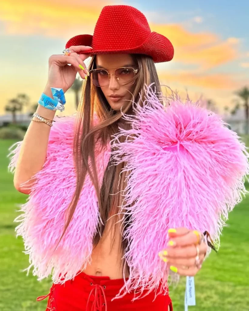 Αλεσάντρα Αμπρόσιο: Πήγε ντυμένη καουμπόισσα στο Coachella και «άναψε» φωτιές (ΦΩΤΟ)
