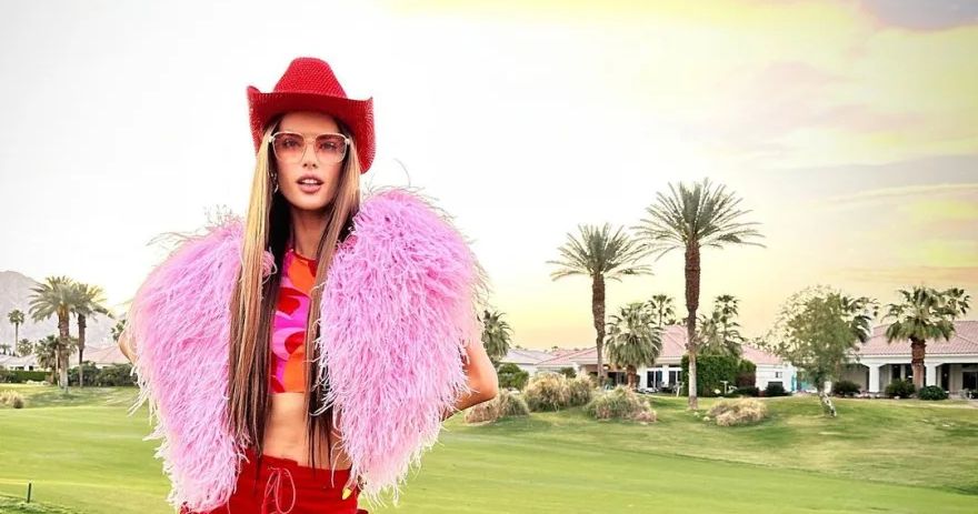 Αλεσάντρα Αμπρόσιο: Πήγε ντυμένη καουμπόισσα στο Coachella και «άναψε» φωτιές (ΦΩΤΟ)