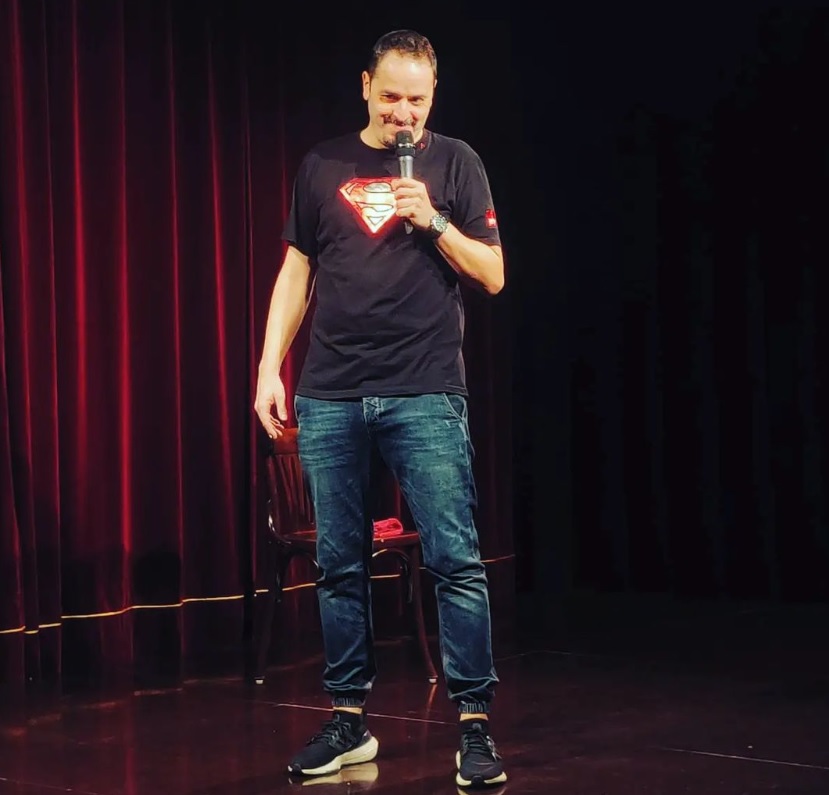 IEK TΣΟΥΒΙ: O άνθρωπος που έμαθε στους  Έλληνες τι σημαίνει stand up comedy