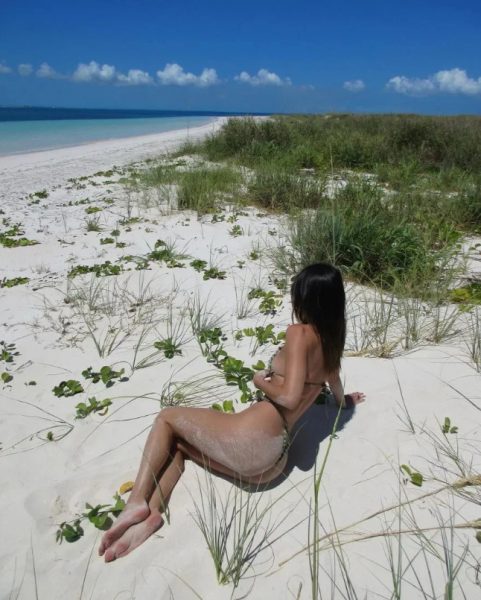 Κολάζει η Κένταλ Τζένερ με τις νέες πόζες της στην παραλία (ΦΩΤΟ)