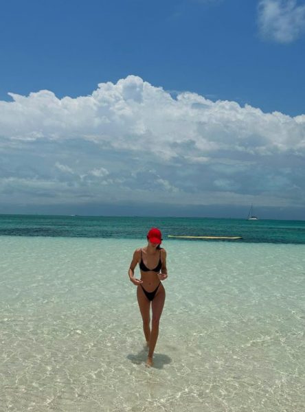 Κολάζει η Κένταλ Τζένερ με τις νέες πόζες της στην παραλία (ΦΩΤΟ)