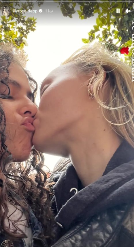 Λίλι Ρόουζ Ντεπ: Ο έρωτας δεν κρύβεται - Τα δημόσια, «καυτά» φιλιά στο στόμα με τη σύντροφό της (ΦΩΤΟ)